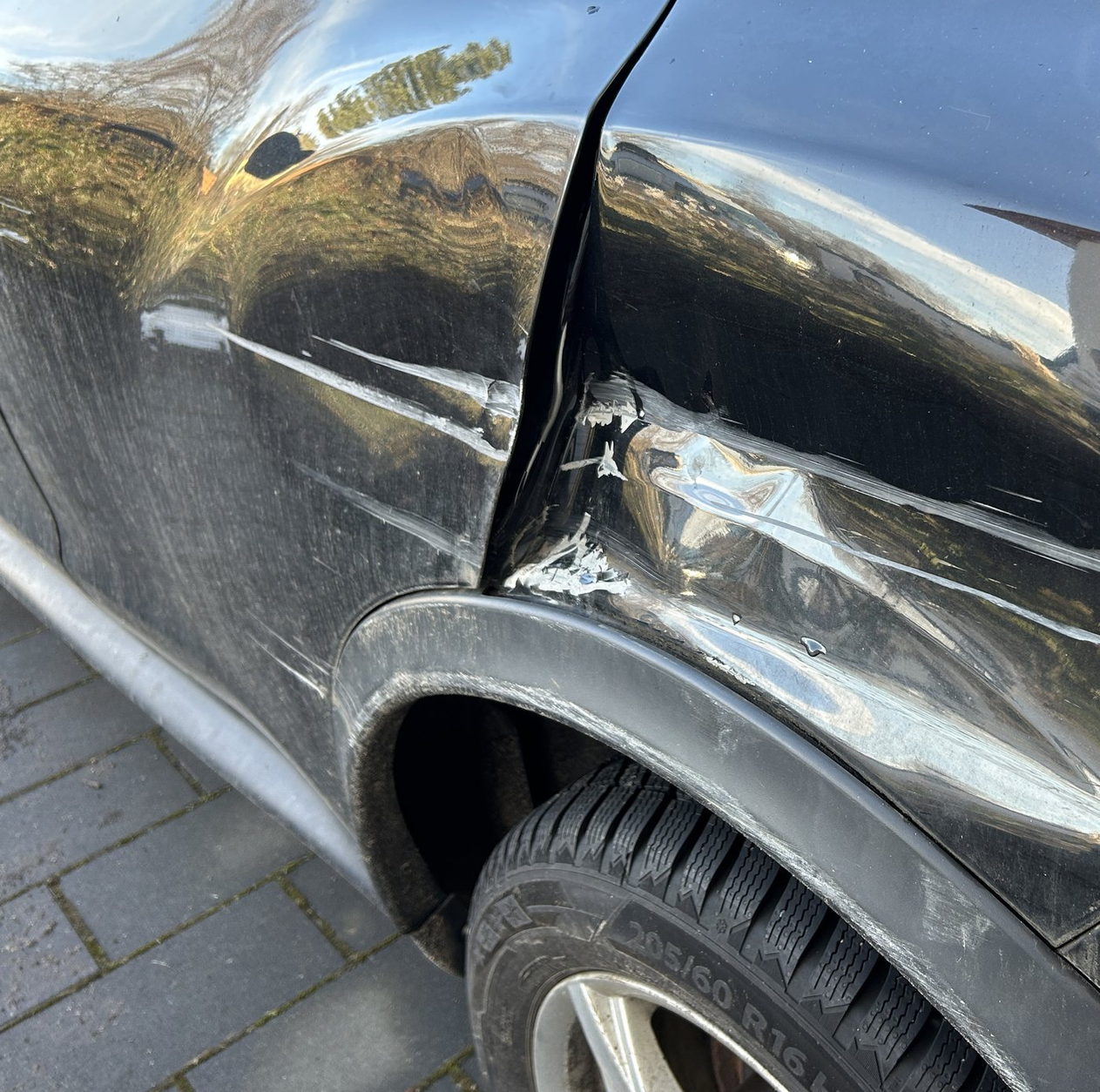 Eingerissene Radlaufkante an der hinteren Fahrzeugecke