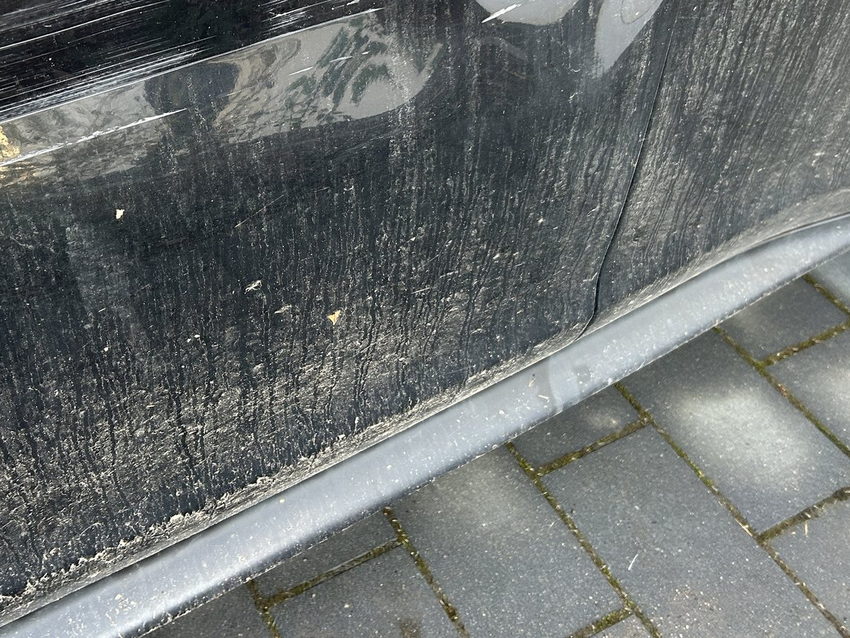 Durchgehende Schleifspur über Tür und Schwellerleiste