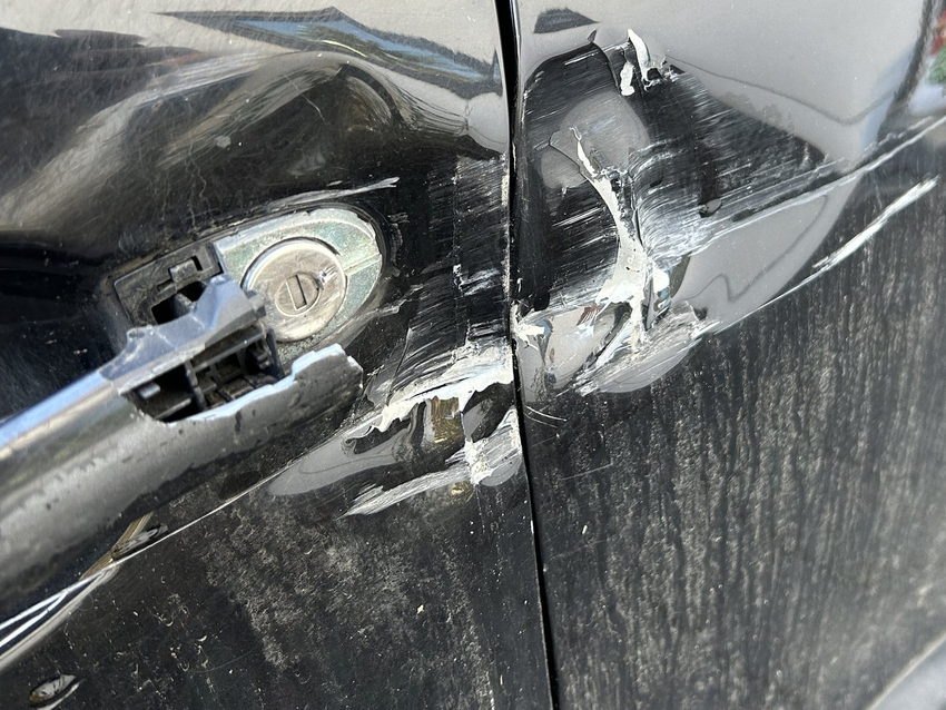 Aufgerissener Türgriff mit freiliegender Mechanik