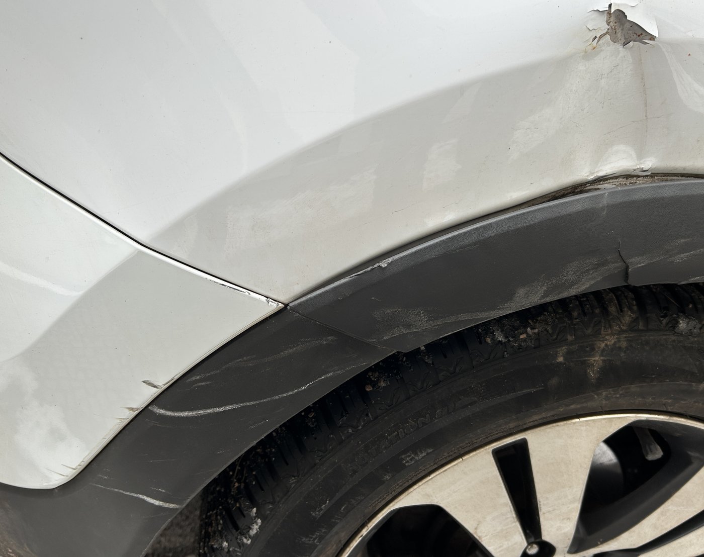 Schadenbild aus einer abgerechneten Akte: eingedrückte Seitenwand über dem Radlauf eines SUV