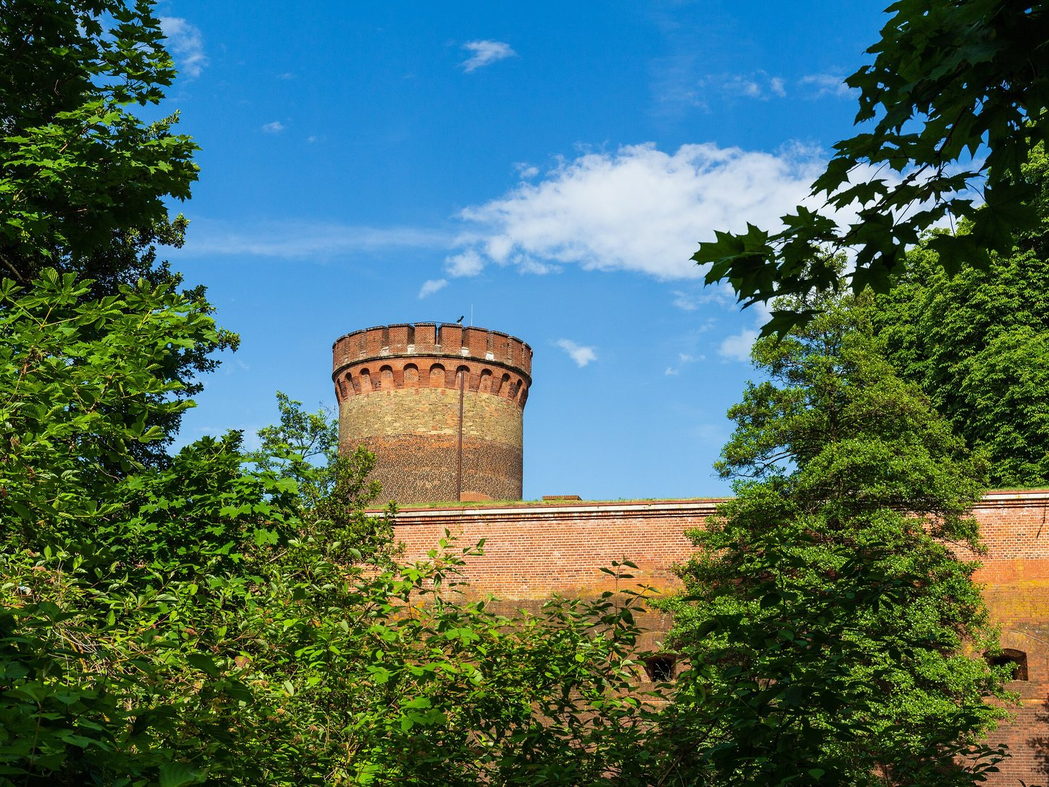 Der Juliusturm der Zitadelle Spandau über der Backsteinmauer der Festung