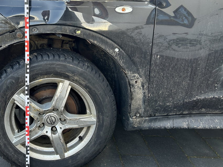 Vorderer Radlauf mit Messstab entlang der Schadenhöhe